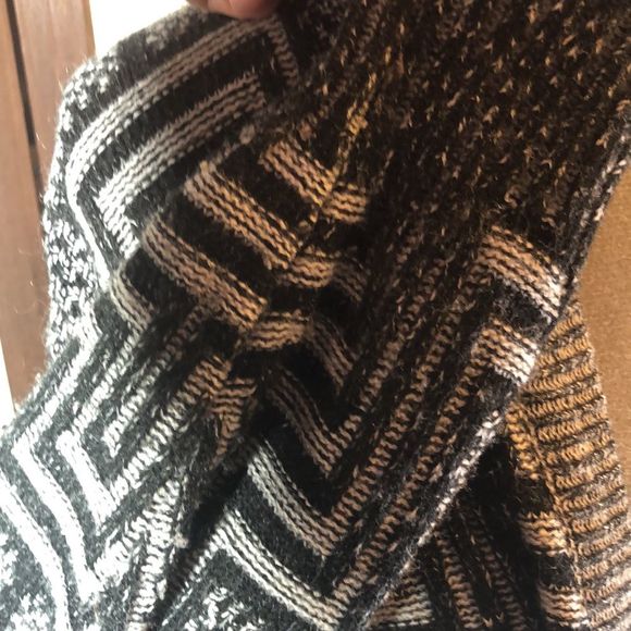 Sostanza L cardigan /geometric knit pattern /black and gray /buttons down front - Picture 8 of 11